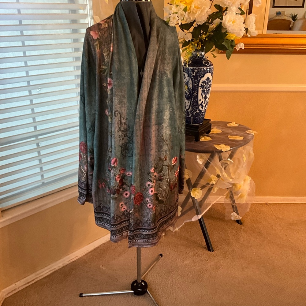 Elegant Floral Patterned Shawl